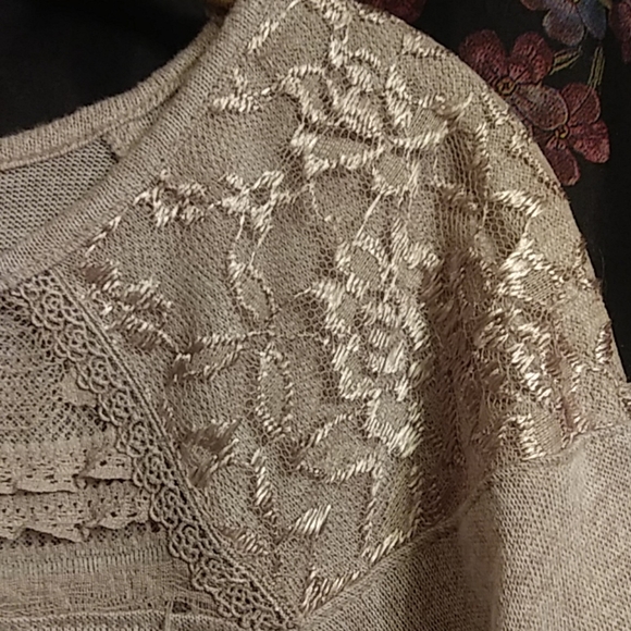 Beautiful lace knit sweater💕 - Picture 3 of 6